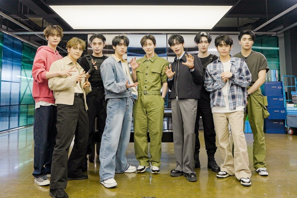 revistakoreain's tweet image. A Pokemon Korea anunciou que o #ZEROBASEONE foi selecionado como modelo promocional da marca #PokemonCardGame.

Com todo o carisma e popularidade, o grupo foi escolhido como uma forma de chamar a atenção dos fãs pelo mundo para que mostrem que o jogo de cartas não é só uma…