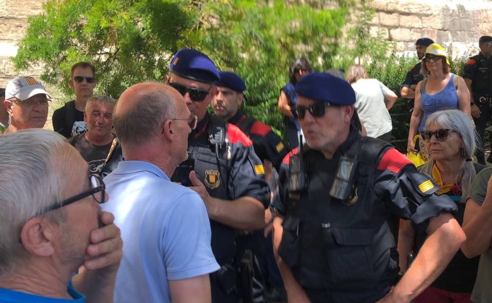 assemblea's tweet image. ⬛️⬜️ Els Mossos, per ordre del rei d’Espanya, retenen a Montserrat 400 activistes de l’ANC i no els deixen tornar a casa.

S'està vulnerant la llibertat de circulació, un fet gravíssim més d'aquest matí de repressió.

Vergonya @salvadorilla @nuriaparlon!!