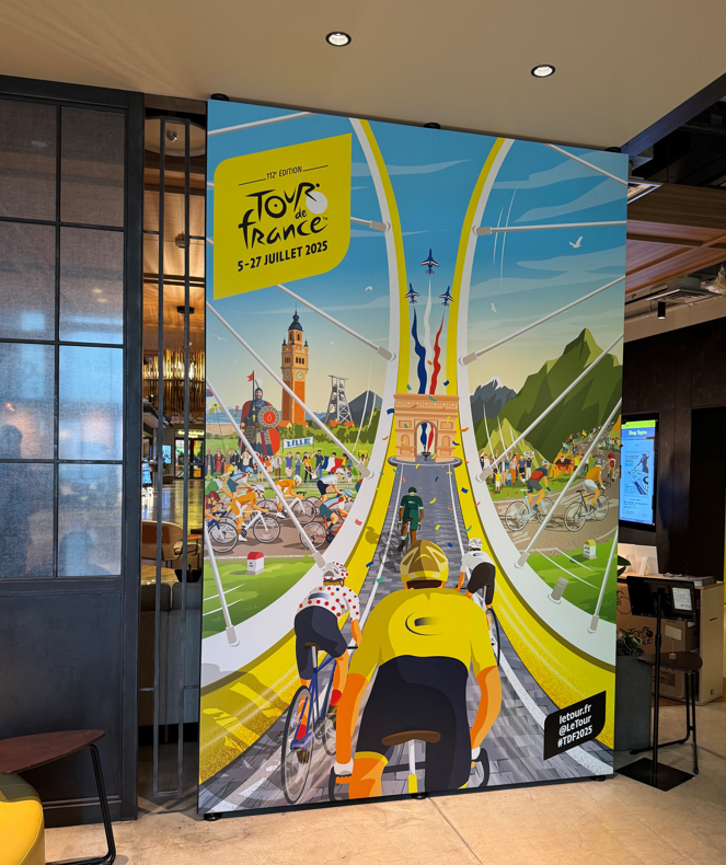 jspocycle's tweet photo. Tour de France Cafe @Tokyo 本日11:00に東京渋谷ストリームでオープンしました！

フランスから輸入したツールドフランスグッズがカフェで購入可能。ぜひお立ち寄りください♪

今年は入り口にフォトスポットもあります☺️🩷
#jspocycle https://t.co/l58jPd5o3o