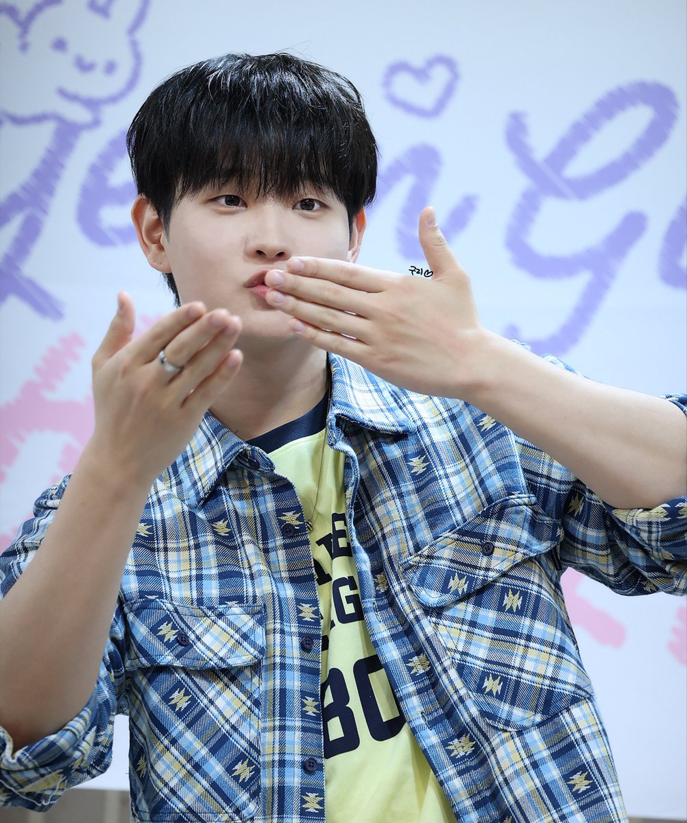 250622 에버라인 세현, 기석 생일파티

손키스 날리는 왕자님들🤭😘💘

#세현 #SEHYEON #기석 #GISEOK 
#디케이지 #DKZ