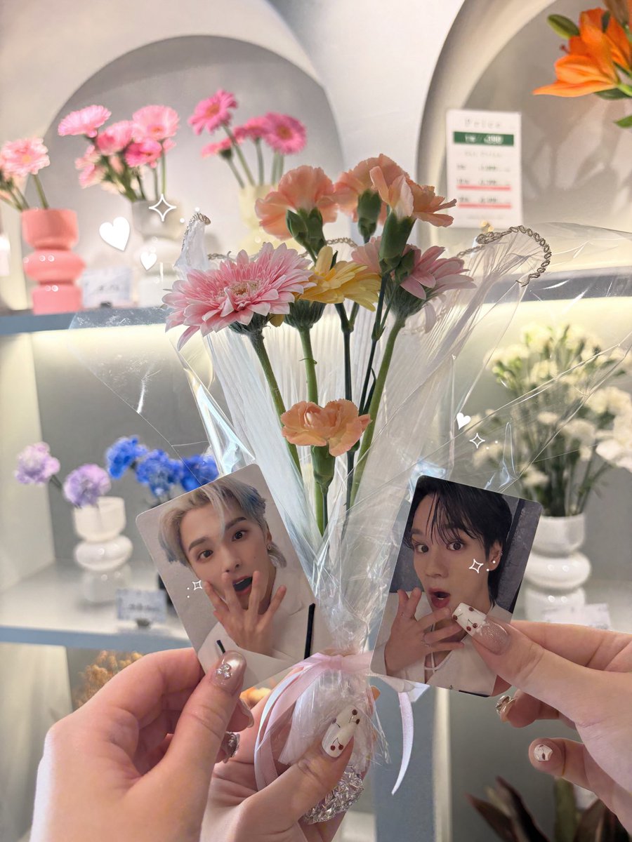 mm_naar's tweet photo. 真剣に1本1本選んだ花束💐💫

メインのピンクのガーベラの花言葉は“崇高な愛”
純粋で一途な愛って意味で、ゆわの拓実くんを大切に思う気持ちとかずっと変わらない愛がい〰️っぱい詰まってます！

めっちゃ可愛くできて大成功︎︎👍🏻  ̖́-🎖 https://t.co/qcXlCaZXe2