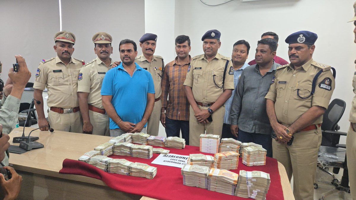 NewsMeter (@newsmeter_in) on Twitter photo #Hyderabad---
#Afzalgunj Police busts interstate gold scam
Kingpin Jaya Kumar arrested, ₹40 lakh recovered.
Victims were duped with fake gold in a bag-for-cash swap.
2 gang members absconding.
<a href="/hydcitypolice/">Hyderabad City Police</a> #GoldScam #CrimeNews #Hyderabad---
#Afzalgunj Police busts interstate gold scam
Kingpin Jaya Kumar arrested, ₹40 lakh recovered.
Victims were duped with fake gold in a bag-for-cash swap.
2 gang members absconding.
<a href="/hydcitypolice/">Hyderabad City Police</a> #GoldScam #CrimeNews