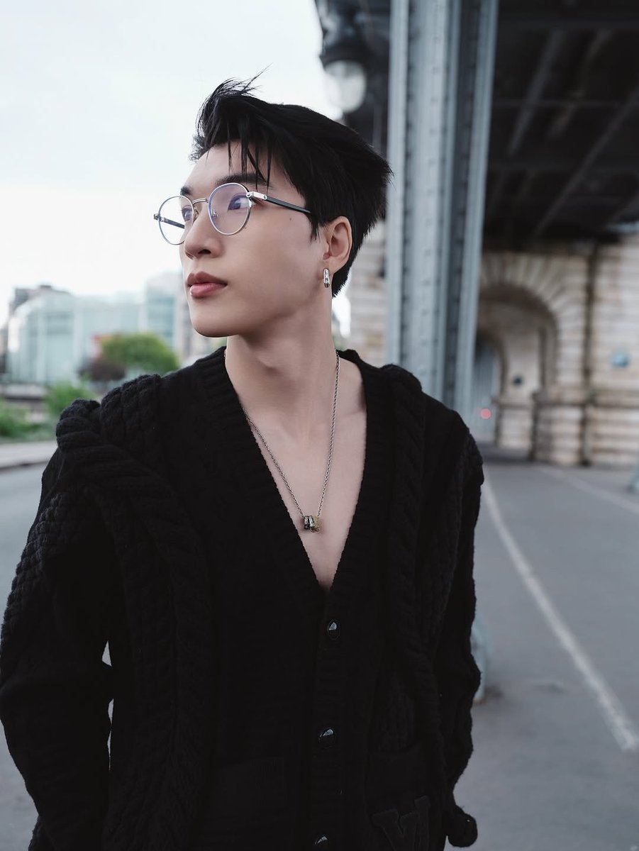 GiveHieuAHug's tweet photo. HIEUTHUHAI x Louis Vuitton = fire 🔥 Much respect!
@LouisVuitton #HIEUTHUHAI #HIEUTHUHAIxLVSS26 #HIEUTHUHAIxLouisVuitton https://t.co/cQhn3hyRRP