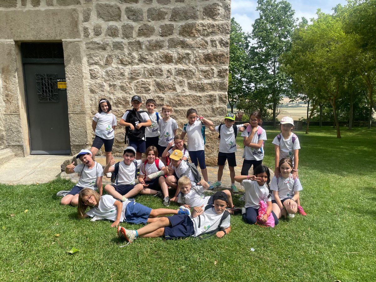 Colegio_PabloVI's tweet photo. Los alumnos de 3⁰ y 4⁰ de Primaria hemos despedido el curso en Sonsoles.
Hemos dado las gracias a la Virgen  por todo lo vivido y disfrutado de una agradable mañana por el Santuario.
¡Un curso más, feliz verano! https://t.co/E8L3k6zvoi