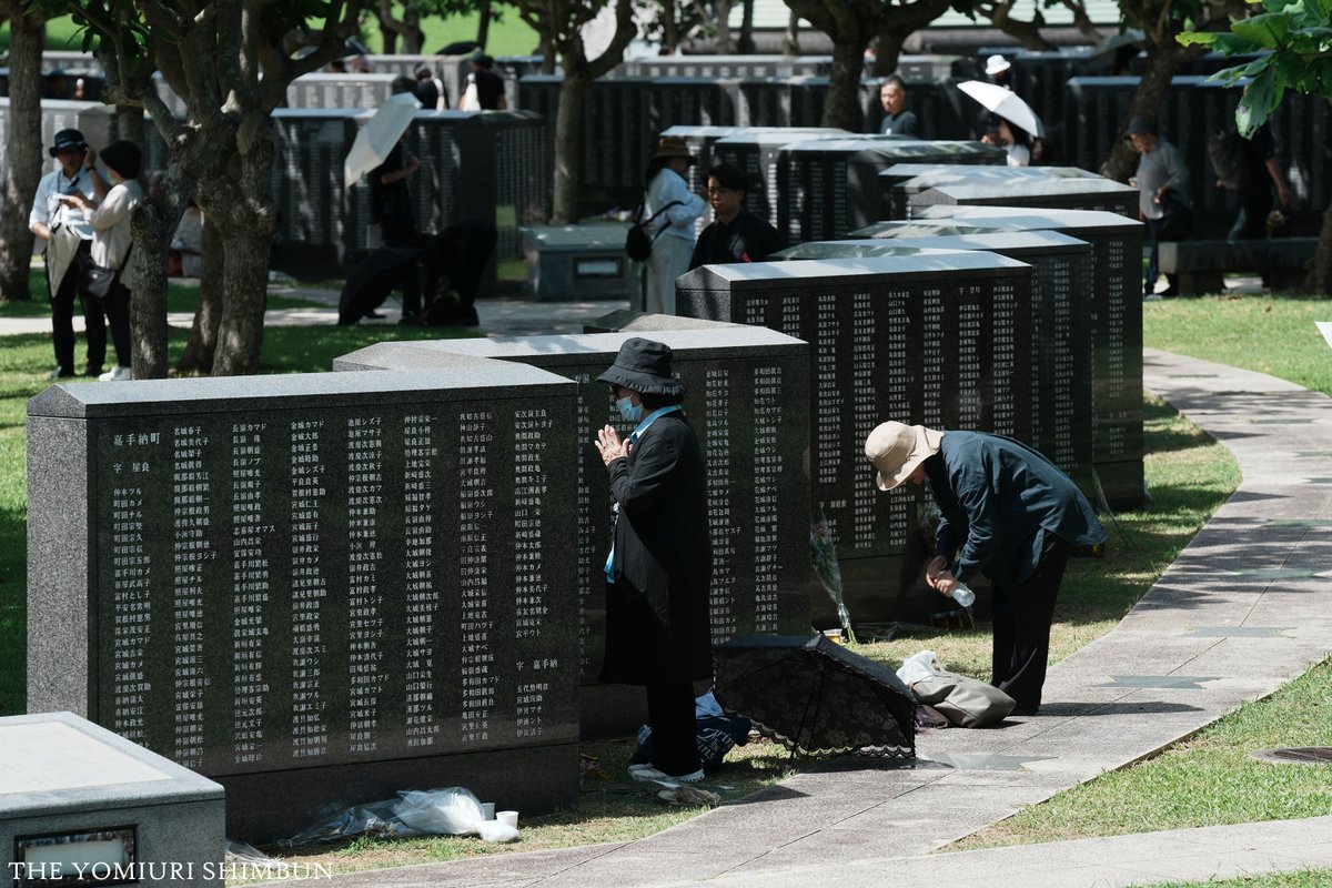 ys_shashin's tweet image. 沖縄は23日、戦後80年の「慰霊の日」を迎えました。
最後の激戦地となった沖縄県糸満市摩文仁の平和祈念公園には朝から亡き人を偲び、平和を願う人たちの姿がありました。

▽戦後80年特集ページは
yomiuri.co.jp/sengo/

#沖縄慰霊の日 #戦後80年