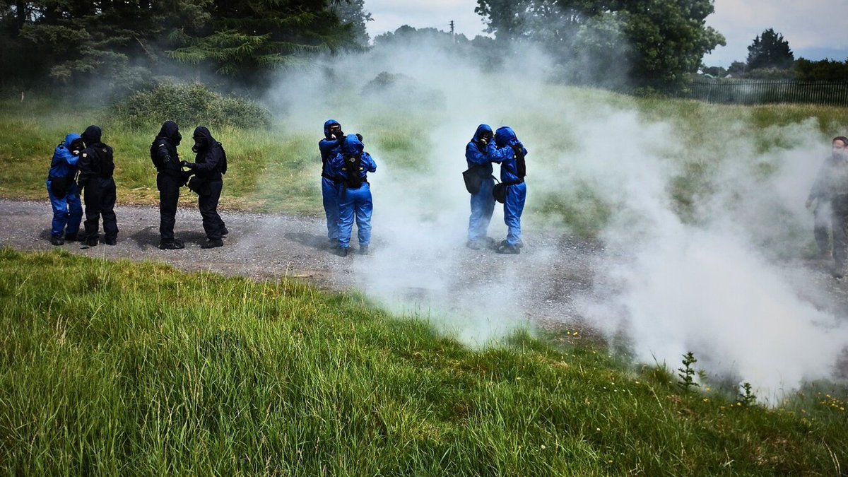 Last week, ICRC delegates joined a specialised training course with the Irish Defence Forces to learn how to respond safely if chemical, biological, radiological and nuclear (CBRN) hazards are encountered during humanitarian operations.

🧵 1/5