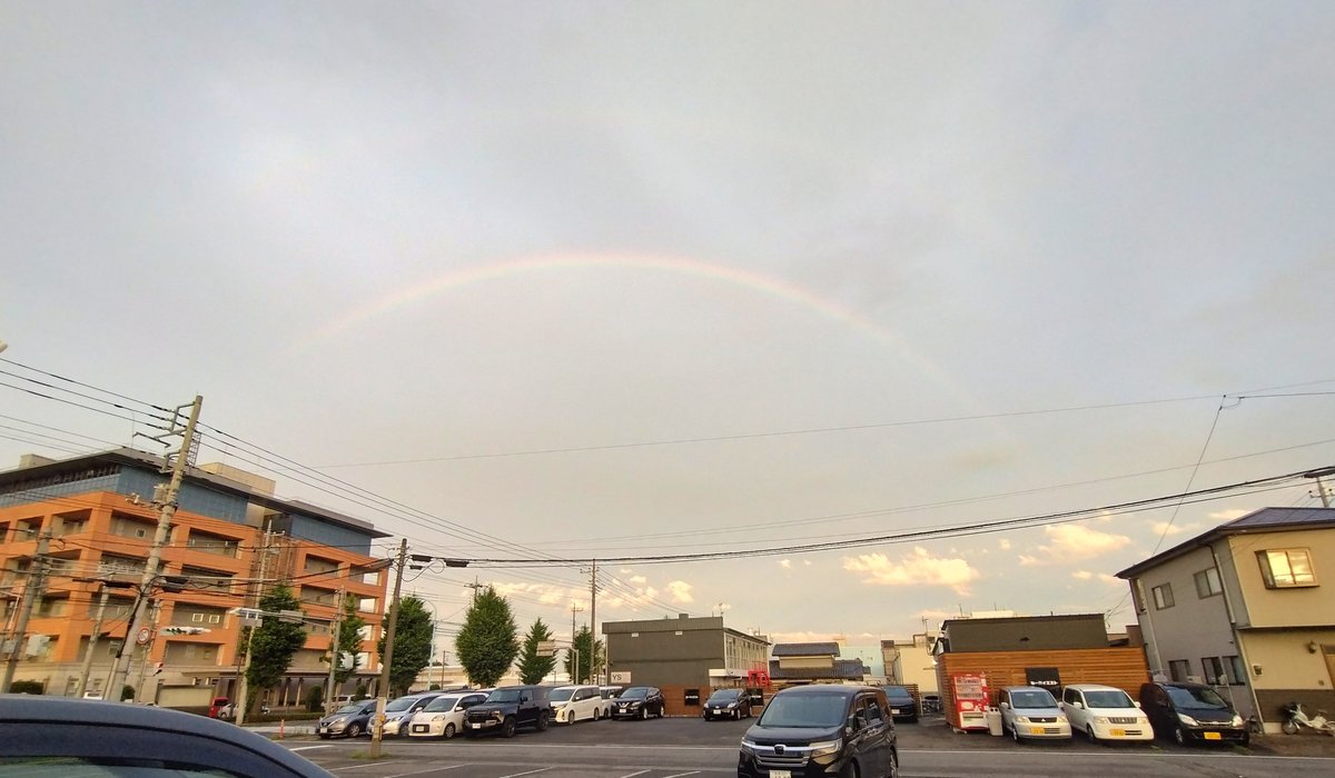 SORAnoOTO2222's tweet photo. 【皆様に良い事がありますように❤】ダブルレインボー🌈🌈をみると良いことがあるとジンクスあるので皆さまに幸せのお裾分けです🥰元画像だと分かりにくいんで加工したんですけど🌈のところに「羽ばたいている鳥🕊️」に見えませんか？※白っぽい空のが元画像です🫡＃幸せ　＃虹　＃拡��希望 https://t.co/rTRYYClt35