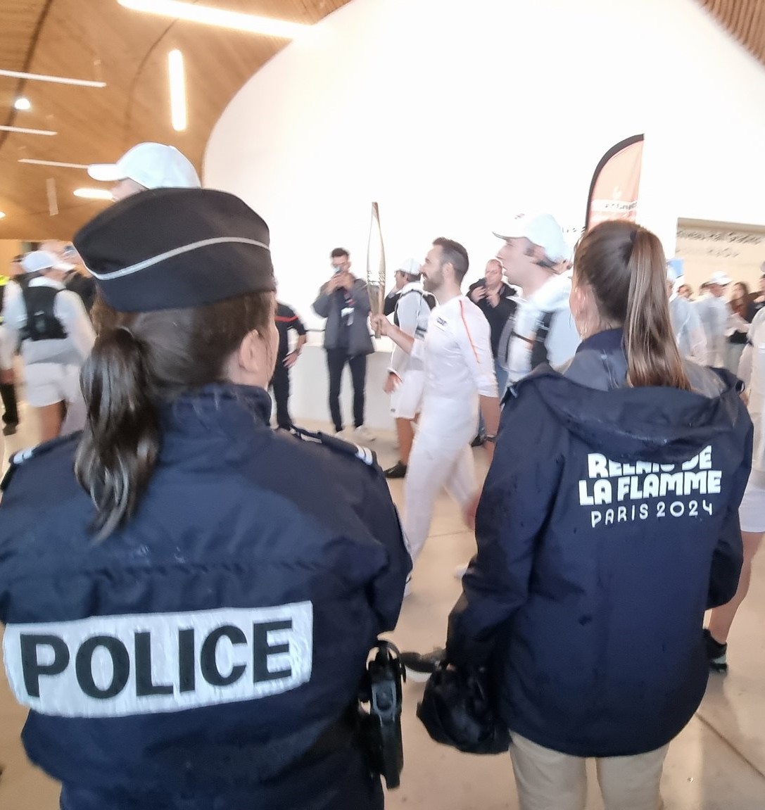 #Engagement | Aujourd’hui, nous célébrons deux journées importantes : la journée de la #FonctionPublique et la journée #Olympique 🏅 

📍 Il y a près d'un an, le 29 mai 2024, la flamme 🔥olympique traversait 7⃣ communes de la #Mayenne. 

📸 Retour en images sur l'engagement des
