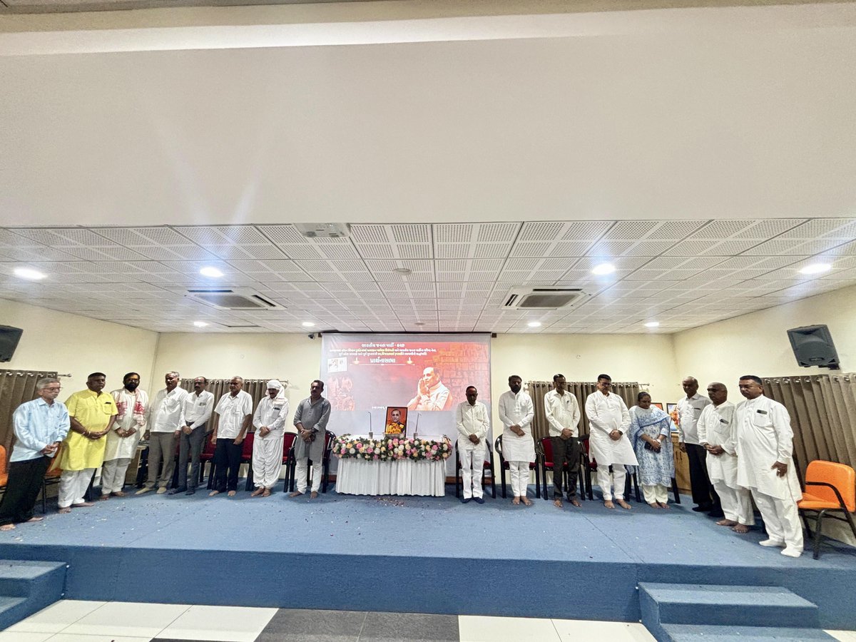 અમદાવાદ-લંડન વિમાન દુર્ઘટનામાં દિવંગત થયેલા લોકો અને ભારતીય જનતા પાર્ટીના વરિષ્ઠ નેતા તથા પૂર્વ પ્રદેશ અધ્યક્ષ અને પૂર્વ મુખ્યમંત્રી શ્રી વિજયભાઈ રૂપાણીને ભાવભરી શ્રદ્ધાંજલિ અર્પણ કરવા આજે જિલ્લા કાર્યાલય 'કચ્છ કમલમ્', ભુજ ખાતે પ્રાર્થનાસભા યોજાઈ. ૧/૩