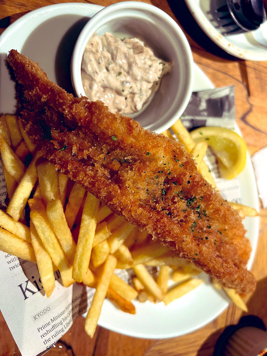 _K_00001's tweet image. Nothin' beats endin' your day with some tasty eats and a frosty beer! 🍟🍺 

Who's chillin' like this tonight? 😜 #GoodEats #ColdOne