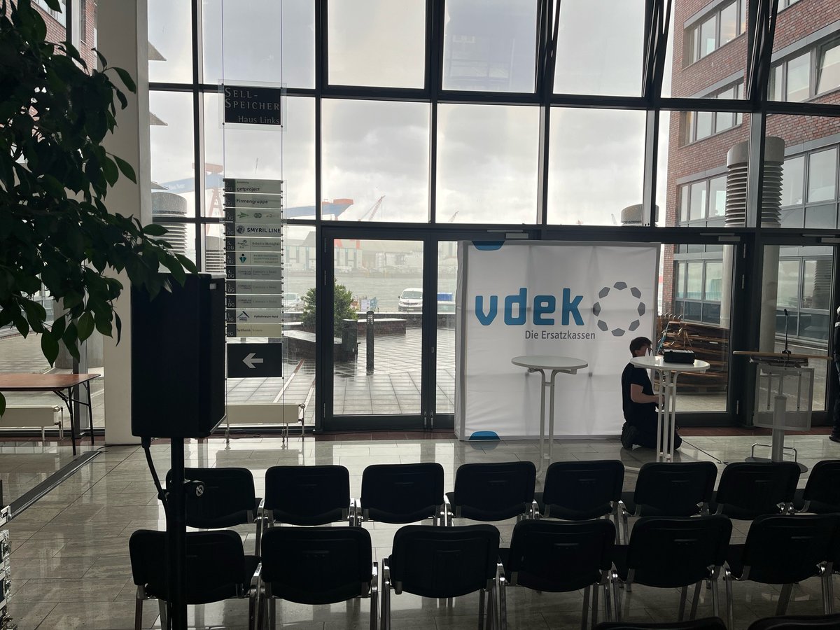 vdek_SH's tweet photo. Der Wettergott meint es offenbar nicht gut mit uns. Wasser von oben ist nicht gut für die „Gespräche am Wasser“ 🌧️ ☹Wir aktivieren Plan B und ziehen um ins Foyer des Sell-Speichers 👍 https://t.co/OzsPIBIXZr