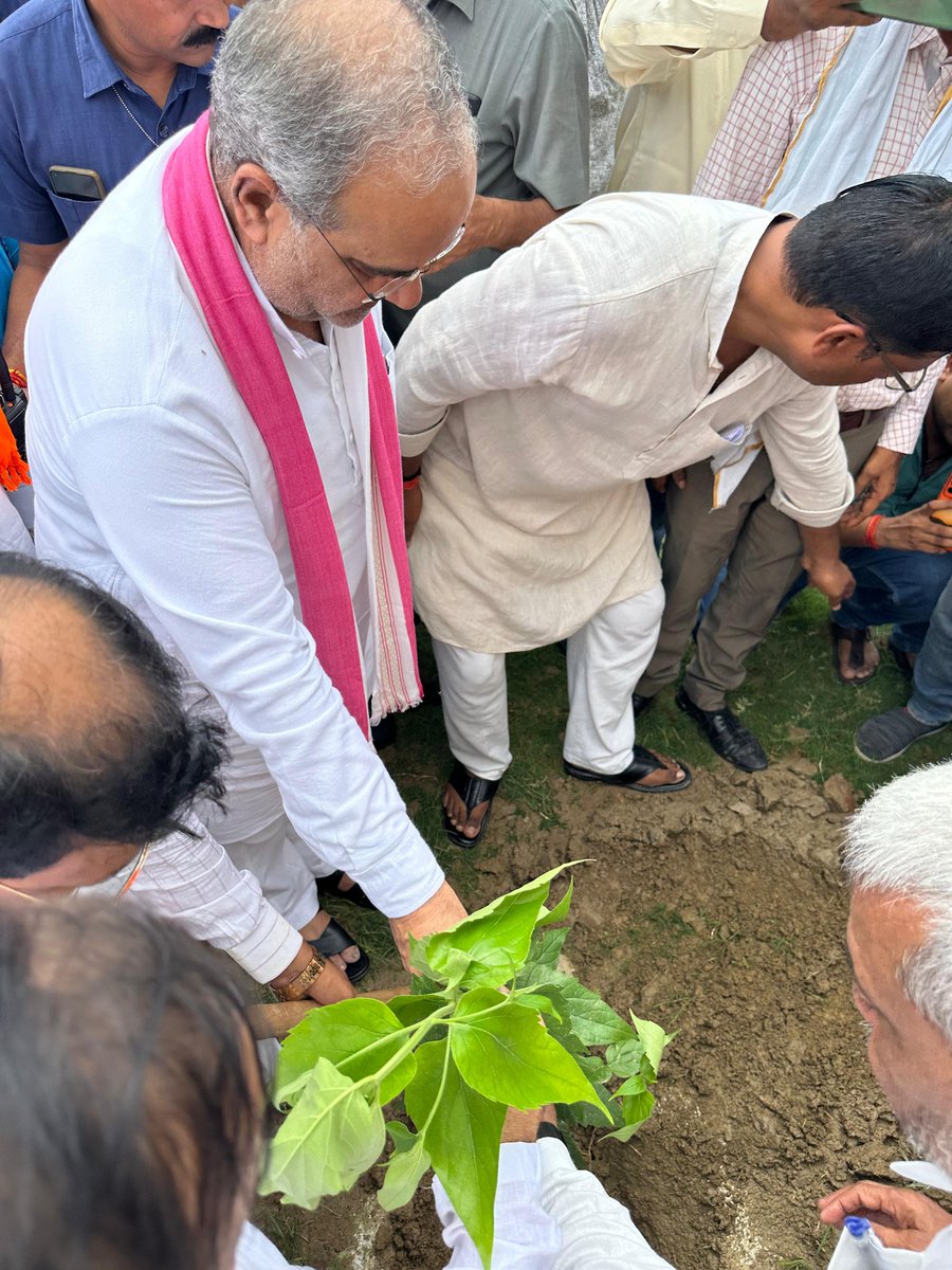 Bhupendra Singh Chaudhary (@bhupendraupbjp) on Twitter photo рдЖрдУ рдзрд░рд╛ рдХреЛ рд╣рд░рд╛ рднрд░рд╛ рдмрдирд╛рдПрдВ
рдПрдХ рдкреМрдзрд╛ рдЕрд╡рд╢реНрдп рд▓рдЧрд╛рдПрдВЁЯМ│
рдЖрдЬ рдЬрдирдкрдж рд╕реБрд▓рддрд╛рдирдкреБрд░ рдкреНрд░рд╡рд╛рд╕ рдХреЗ рджреМрд░рд╛рди рдЬрд┐рд▓рд╛ рднрд╛рдЬрдкрд╛ рдХрд╛рд░реНрдпрд╛рд▓рдп рдХреЗ рдкреНрд░рд╛рдВрдЧрдг рдореЗрдВ рдкрд╛рд░реНрдЯреА рдкрджрд╛рдзрд┐рдХрд╛рд░рд┐рдпреЛрдВ рдПрд╡рдВ рдХрд╛рд░реНрдпрдХрд░реНрддрд╛рдУрдВ рдХреЗ рд╕рд╛рде 'рдкреМрдзрд╛-рд░реЛрдкрдг' рдХрд░ рдорд╛рдирд╡рддрд╛ рдХреА рд╕реБрд░рдХреНрд╖рд╛ рдХреЗ рд▓рд┐рдП рдкрд░реНрдпрд╛рд╡рд░рдг рдХреЗ рд╕рдВрд╡рд░реНрдзрди рдФрд░ рд╕рдВрд░рдХреНрд╖рдг рдХрд╛ рд╕рдВрдХрд▓реНрдк рд▓рд┐рдпрд╛ред рдЖрдУ рдзрд░рд╛ рдХреЛ рд╣рд░рд╛ рднрд░рд╛ рдмрдирд╛рдПрдВ
рдПрдХ рдкреМрдзрд╛ рдЕрд╡рд╢реНрдп рд▓рдЧрд╛рдПрдВЁЯМ│
рдЖрдЬ рдЬрдирдкрдж рд╕реБрд▓рддрд╛рдирдкреБрд░ рдкреНрд░рд╡рд╛рд╕ рдХреЗ рджреМрд░рд╛рди рдЬрд┐рд▓рд╛ рднрд╛рдЬрдкрд╛ рдХрд╛рд░реНрдпрд╛рд▓рдп рдХреЗ рдкреНрд░рд╛рдВрдЧрдг рдореЗрдВ рдкрд╛рд░реНрдЯреА рдкрджрд╛рдзрд┐рдХрд╛рд░рд┐рдпреЛрдВ рдПрд╡рдВ рдХрд╛рд░реНрдпрдХрд░реНрддрд╛рдУрдВ рдХреЗ рд╕рд╛рде 'рдкреМрдзрд╛-рд░реЛрдкрдг' рдХрд░ рдорд╛рдирд╡рддрд╛ рдХреА рд╕реБрд░рдХреНрд╖рд╛ рдХреЗ рд▓рд┐рдП рдкрд░реНрдпрд╛рд╡рд░рдг рдХреЗ рд╕рдВрд╡рд░реНрдзрди рдФрд░ рд╕рдВрд░рдХреНрд╖рдг рдХрд╛ рд╕рдВрдХрд▓реНрдк рд▓рд┐рдпрд╛ред