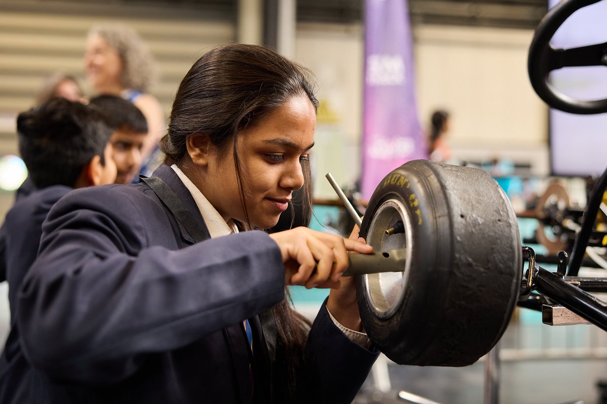 BigBangUKSTEM's tweet image. Happy International Women in Engineering Day! #INWED25
Only 16.9% of the engineering workforce are women - help change that by bringing engineering to life with #BigBangAtSchool. 🚅🌿
We've got £650 bursaries available - check your eligibility and apply: eukeducation.org.uk/about-us/stem-…