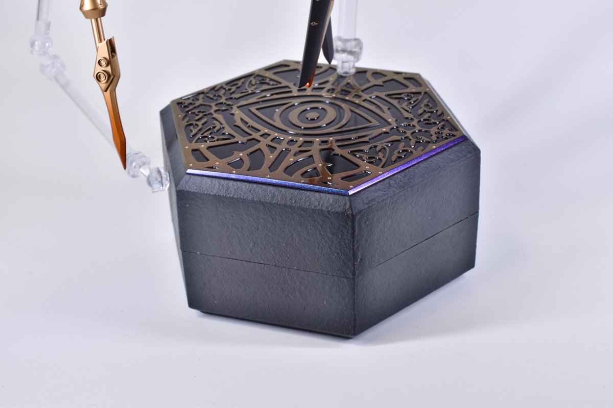 眼球はSATさん（<a href="/Sat29121554Sat/">SAT/佐藤実験室 室長代行</a>）のドールアイを使わせていただきました

台座の石棺はガイアの鋳造表現塗料を使用
上面の塗装はガイアのプリズムアレキサンドライトの上から水性の黒を吹いてマジックリン拭き取りをしてます

翼、冠の宇宙塗りはネイル塗料で筆塗りした後レジンで閉じてます

（3/3）