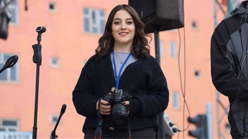 mkgdernek's tweet photo. Colemêrg’te fuhuş ve uyuşturucunun yaygınlaştırılmasına dair yaptığı haber nedeniyle hakkında soruşturma açılan JINNEWS muhabiri Rabia Önver’in davası takipsizlikle sonuçlandı. https://t.co/Qxr7ongn5I