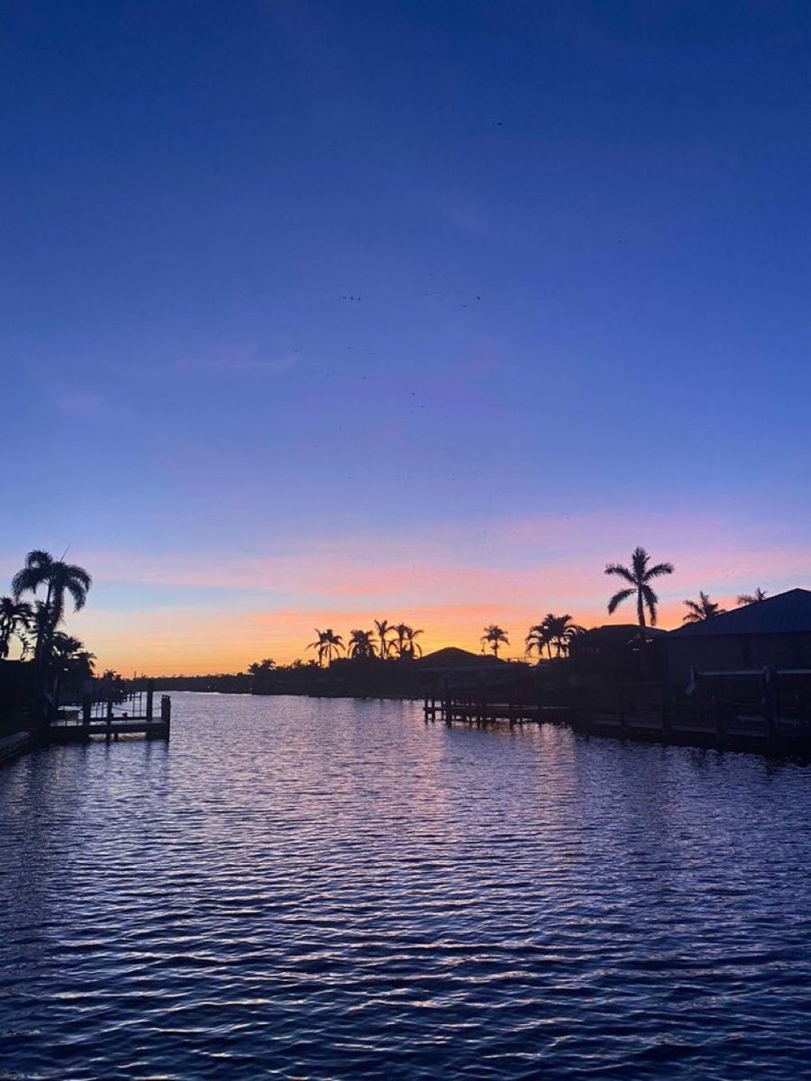 SabbyBentley's tweet image. Good morning and happy new week, friends 😊 Believe you CAN and you WILL💫
Stunning sunrise at Fort Myers Florida🌅
