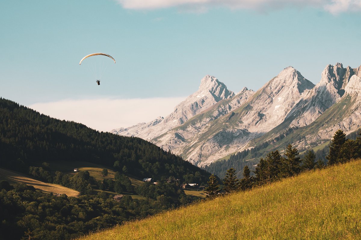 Direction les grandes vacances ! 🪂 Et si vous avez besoin d'inspiration pour votre prochain séjour à La Clusaz, rdv sur notre blog &gt; laclusaz.com/le-mag/