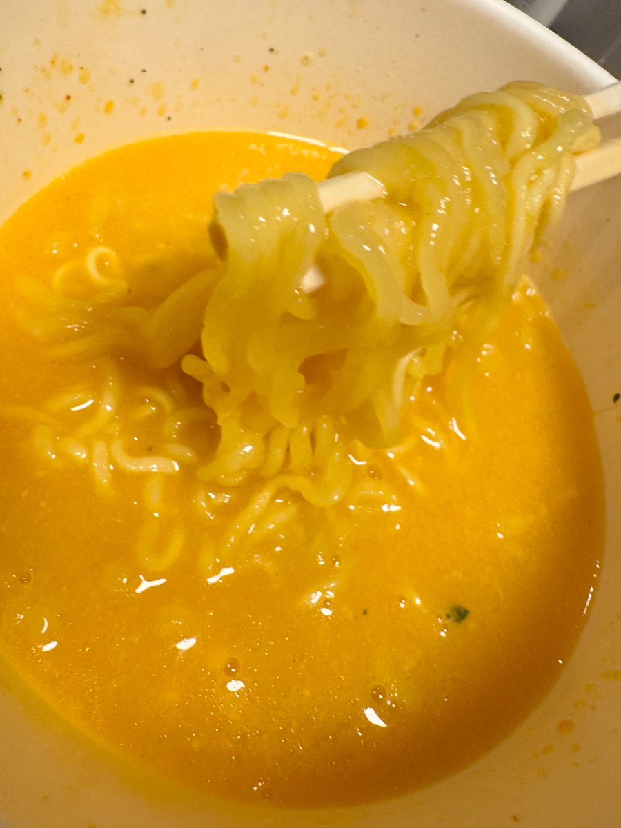 一昨日の #サクサクヒムヒム で食べてたやつをこの間買っておいて今食べてるんだけだ、
熱過ぎて収録の時と全く同じ食べ方してて、俺バカだな〜って1人でなってたwww