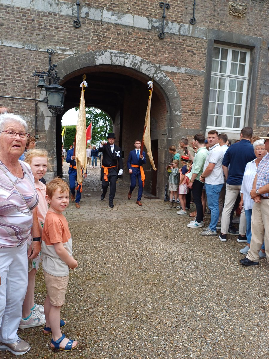 karinsaccountje's tweet photo. #Bronk in #Eijsden . .obade aan de barones en haar familie. De Harmonie en Reidansen ... bijzonder om mee te maken.
#Limburg #tradities https://t.co/IaPkeHMN2E