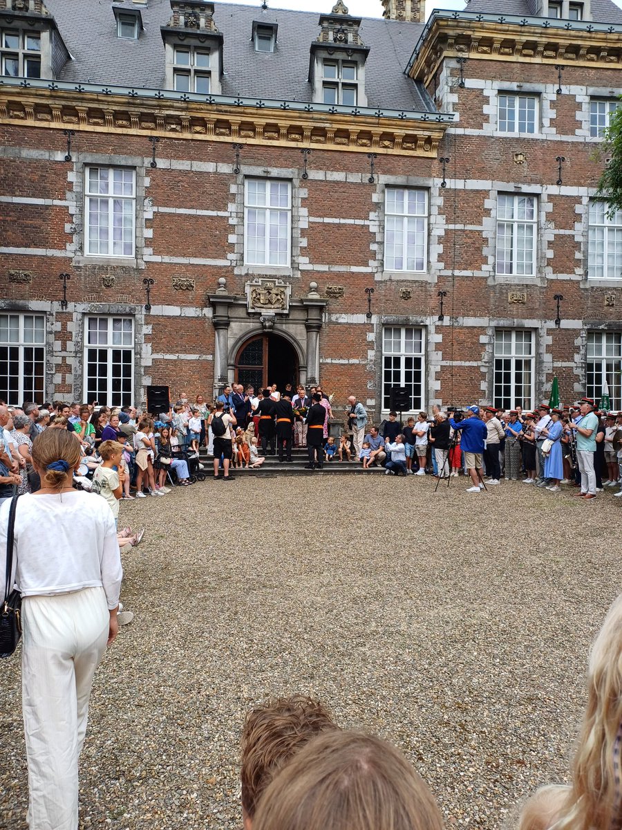 karinsaccountje's tweet photo. #Bronk in #Eijsden . .obade aan de barones en haar familie. De Harmonie en Reidansen ... bijzonder om mee te maken.
#Limburg #tradities https://t.co/IaPkeHMN2E