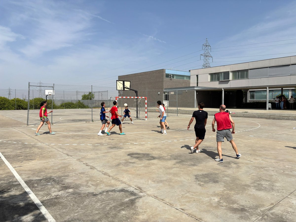IES Alejandría (@iesalejandria) on Twitter photo ✨ Para cerrar el curso se ha celebrado el tradicional partido ⚽ alumnado-profesorado 🏟️.
¡¡¡ Buenas vacaciones a todos los chic@s !!! 👏 ¡¡¡ Merecido descanso !!! 💪.
<a href="/educacyl/">Educación JCyL</a> <a href="/Dip_Va/">DiputaciónValladolid</a> <a href="/TordesillasAyto/">Comunicación Ayuntamiento de Tordesillas</a> ✨ Para cerrar el curso se ha celebrado el tradicional partido ⚽ alumnado-profesorado 🏟️.
¡¡¡ Buenas vacaciones a todos los chic@s !!! 👏 ¡¡¡ Merecido descanso !!! 💪.
<a href="/educacyl/">Educación JCyL</a> <a href="/Dip_Va/">DiputaciónValladolid</a> <a href="/TordesillasAyto/">Comunicación Ayuntamiento de Tordesillas</a>