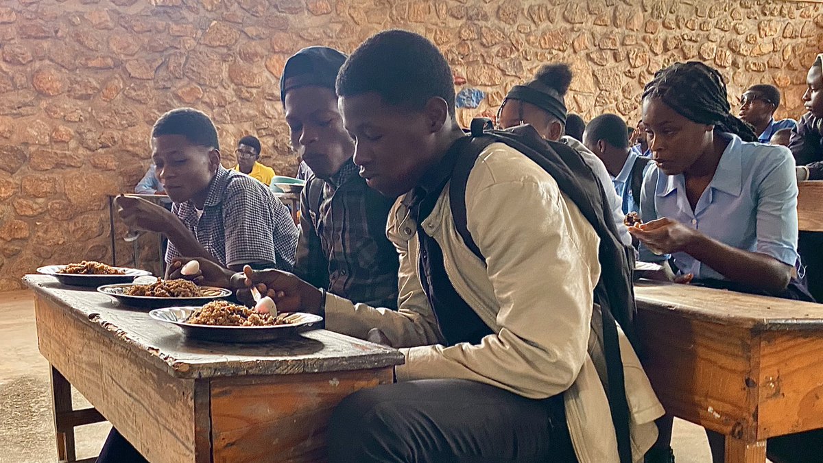 WFP Haiti (PAM) 🕊️ (@wfp_haiti) on Twitter photo Pour les élèves dont la scolarité a été perturbée par la violence, des cours de rattrapage organisés le week-end les aident à terminer l’année scolaire.
Grâce à <a href="/EduCannotWait/">Education Cannot Wait</a> et <a href="/MENFP_Education/">MENFP Education Haiti</a>, <a href="/WFP/">World Food Programme</a> fournit des repas pour aider les élèves à réussir malgré les difficultés 🤝 Pour les élèves dont la scolarité a été perturbée par la violence, des cours de rattrapage organisés le week-end les aident à terminer l’année scolaire.
Grâce à <a href="/EduCannotWait/">Education Cannot Wait</a> et <a href="/MENFP_Education/">MENFP Education Haiti</a>, <a href="/WFP/">World Food Programme</a> fournit des repas pour aider les élèves à réussir malgré les difficultés 🤝