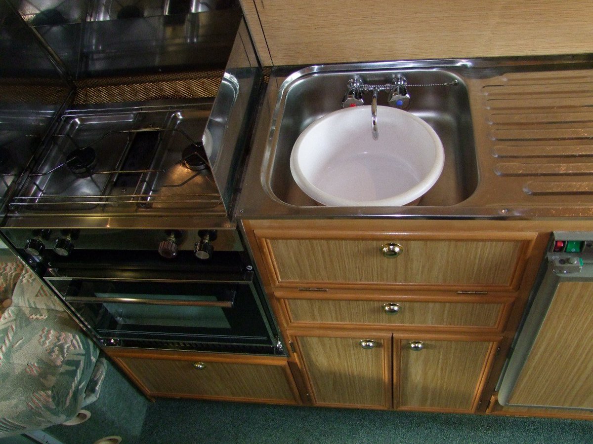 Sy45rp's tweet image. 1980 #Autosleeper Duetto — classic camper with a front lounge, pull-out bed &amp;amp; compact bathroom. A smart, affordable alternative to #VW or Nu Venture #vans. Priced £8K–£25K!