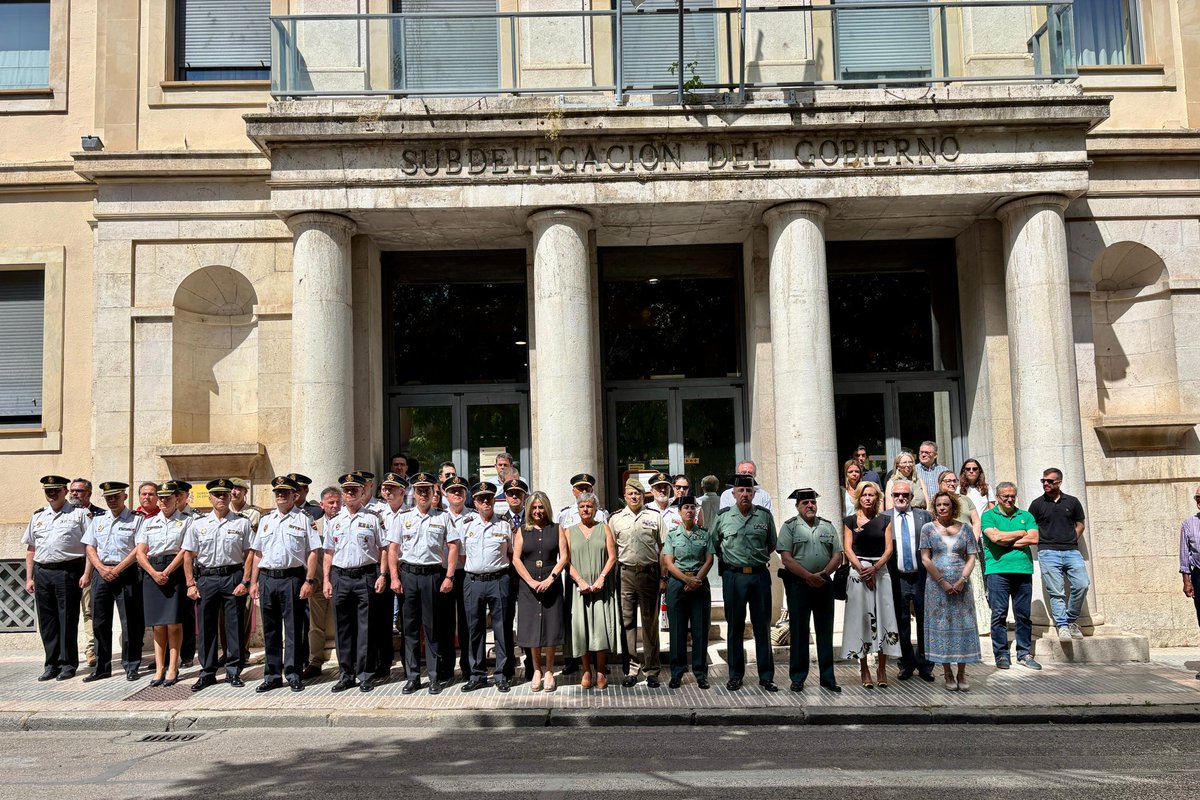 Son 15 las mujeres asesinadas por sus parejas o exparejas en 2025. Cifra insoportable que hay que frenar. Mi cariño y pésame para familia y amigos de la mujer asesinada en Fuengirola (Málaga). Hoy, en #Cuenca, hemos mostrado nuestra repulsa con un minuto de silencio

#NiUnaMenos