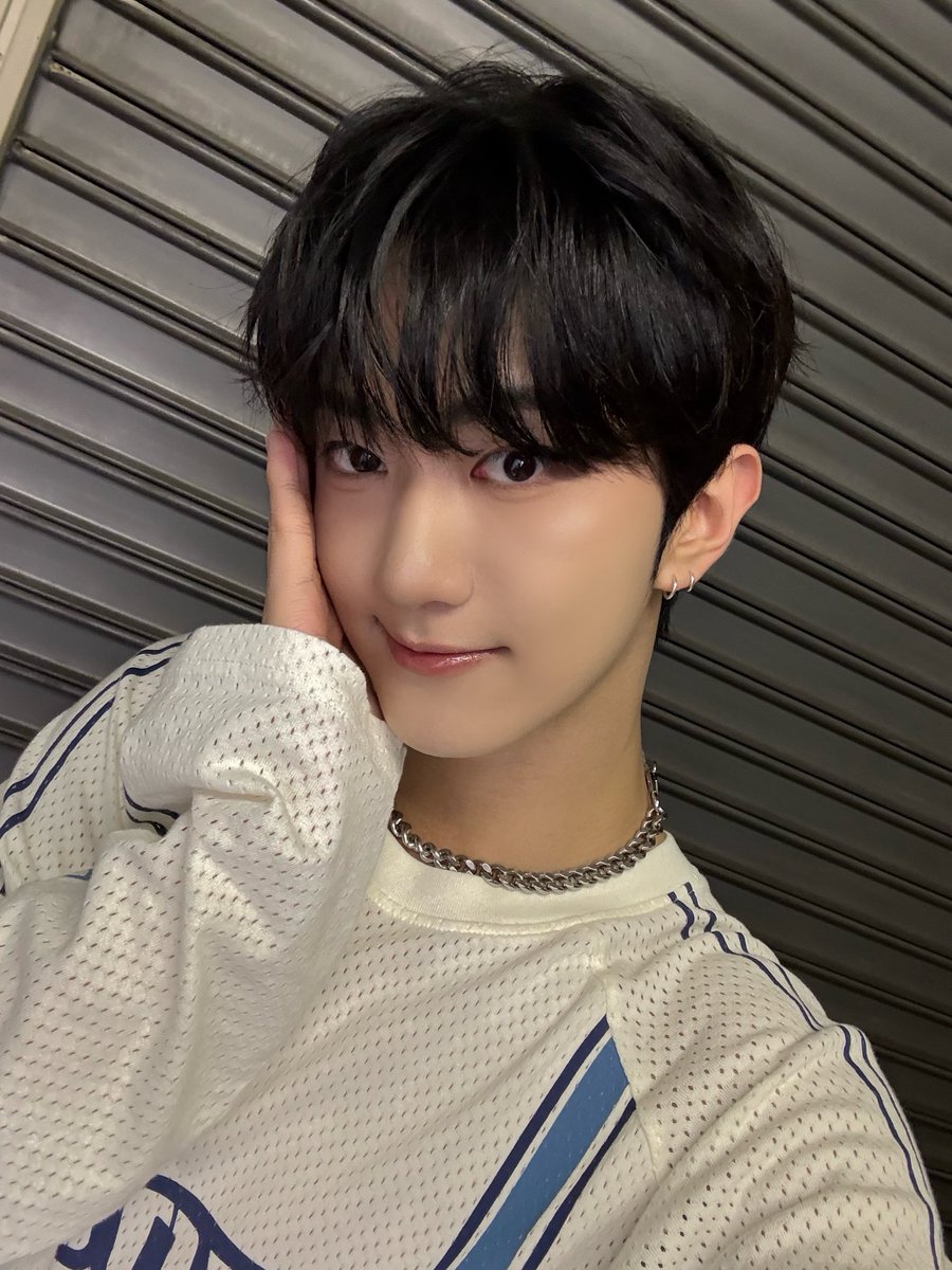 YOUNITE_twt's tweet photo. 행복한 한 주 시작☺

#경문 #KYUNGMUN https://t.co/wlTV1sLwHw