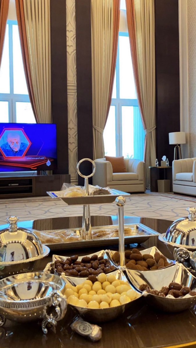 s_b5ii's tweet photo. خلك فوق الشواهيق والعليّا مكان 
واردع النفس العنيده وخالف ودها 

لا تحدك سود الايام وظروف الزمان 
كل ما شفت الليالي تحدك حدها https://t.co/5eBxqq3bJl