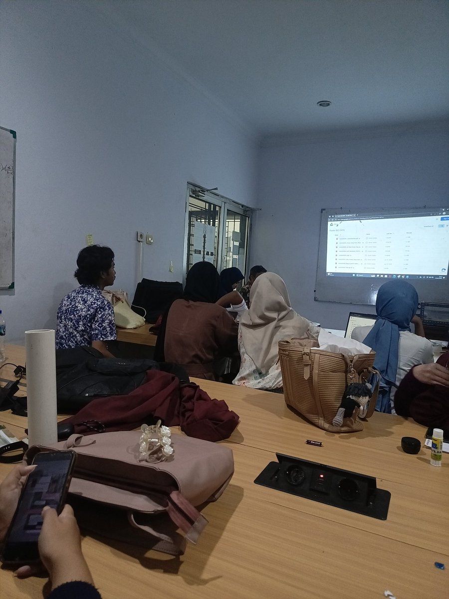 Rriiss3's tweet photo. Terima kasih untuk UAS 7 JAM INI 😀 https://t.co/Eki1sXgJLQ