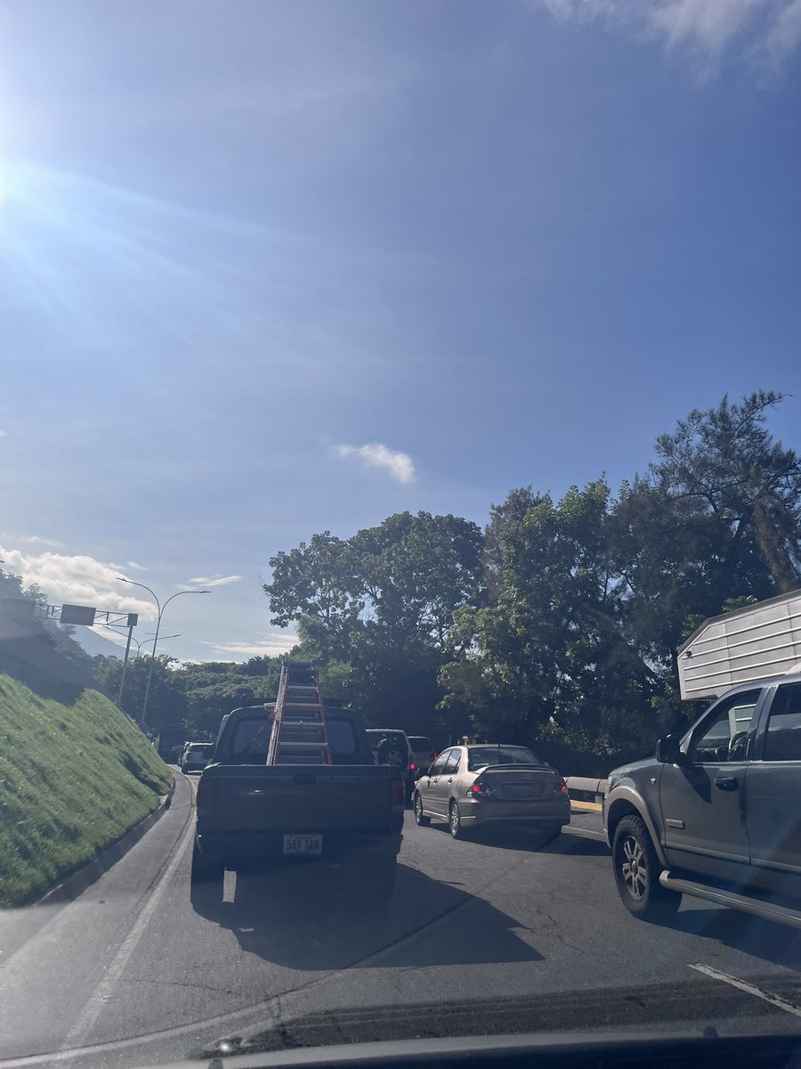 #23jun 8:30 AM: Un fuerte accidente de tránsito se generó en la #cotamil sentido centro. Sin embargo, ambos canales están comprometidos. Fuerte cola para la hora. Al lugar funcionarios de brigada de Tránsito de la Policía Nacional Bolivariana y una ambulancia.
Tomen vías alternas