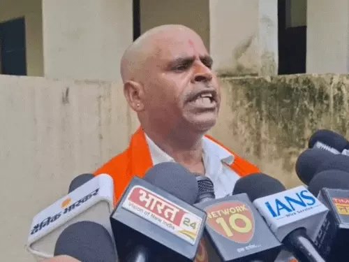 आतंकवादी धर्म पूछ कर मारते हैं।
मनुवादी जाति पूछ कर मारते हैं।

स्थान – दादरपुर गांव, इटावा जनपद, यूपी 

अपराध – यादव होकर भागवत कथा वाचन करना

सजा – शिखा काटी, सिर मुंडवाया, मारपीट की, गालियां दी और मूत्र का छिड़काव किया।

पीड़ित कथा वाचक मुकुट मणि सिंह यादव का आरोप है कि 25