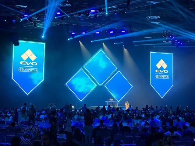 pr0_fighter's tweet image. 🕹️ Em 1996, a EVO começou num fliperama com 40 jogadores, zero prêmio e pura paixão. Hoje, é o maior palco dos jogos de luta no mundo. Nunca subestime um começo humilde. #FGC #EVOHistory #ProFighter