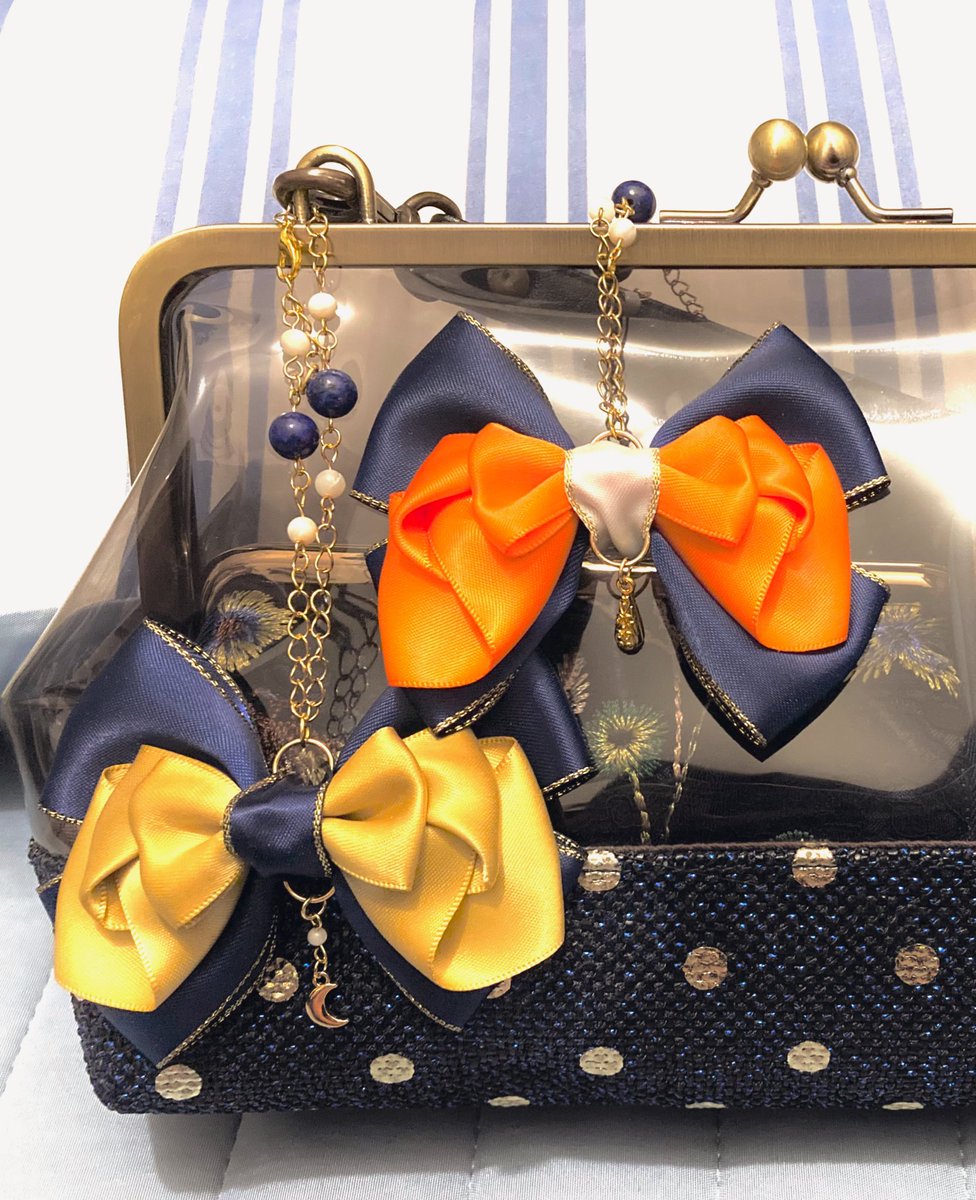 SUBARU_4344's tweet photo. 明日からまた名古屋いっくぞ〜！！
雨だから👜もビニール系にしてみた！

先日ナムジャイさんでお迎えした
KATANA Cutegrityさん(@katanacutegrity)のリボンバッグチャームつけて行きます✨ テンション上がる〜！！
まんばちゃんと三日月さん概念、どっちも素敵で選べなかった……(いつもだな) https://t.co/mynsLQTUbI