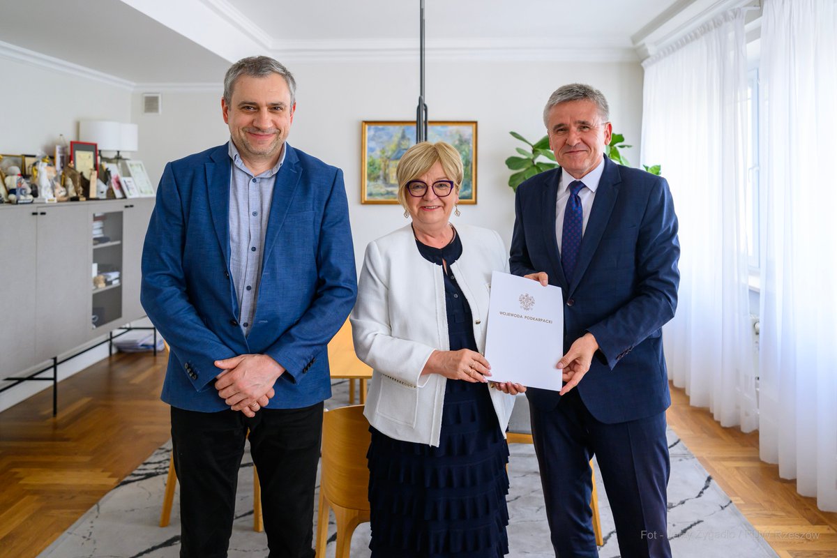 TKH_Teresa's tweet photo. 📄 Podpisanie umów w ramach programu #SeniorPlus!

➡️ #Kolbuszowa – dotacja 𝟴𝟲 𝟰𝟬𝟬 zł na funkcjonowanie Dziennego Domu Senior+ w Hucie Przedborskiej.

➡️ #Tarnobrzeg – dotacja 𝟭𝟳𝟮 𝟴𝟬𝟬 zł na funkcjonowanie Dziennego Domu #Senior+. https://t.co/DN14u2BvRs