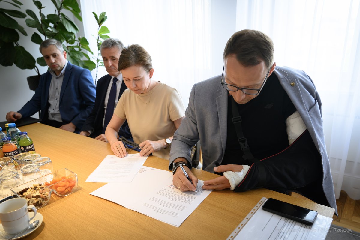 TKH_Teresa's tweet photo. 📄 Podpisanie umów w ramach programu #SeniorPlus!

➡️ #Kolbuszowa – dotacja 𝟴𝟲 𝟰𝟬𝟬 zł na funkcjonowanie Dziennego Domu Senior+ w Hucie Przedborskiej.

➡️ #Tarnobrzeg – dotacja 𝟭𝟳𝟮 𝟴𝟬𝟬 zł na funkcjonowanie Dziennego Domu #Senior+. https://t.co/DN14u2BvRs