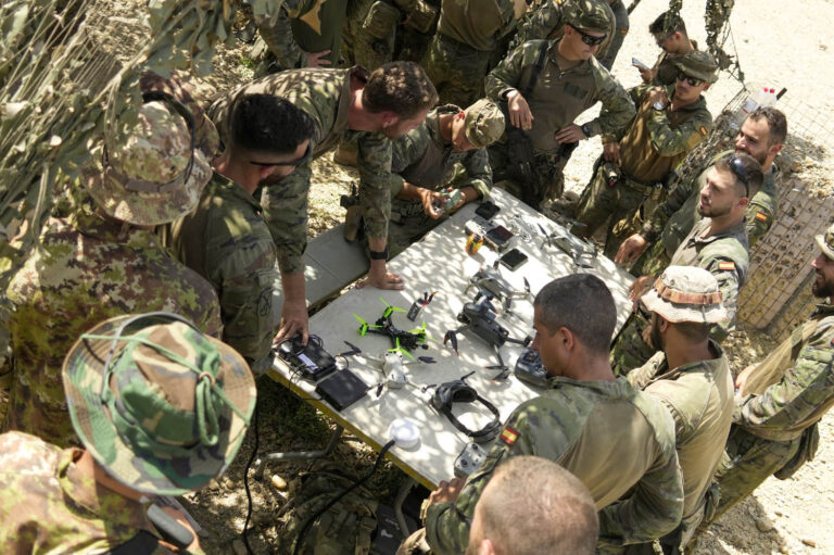 PlataformaMillanAstray (@plataformamill1) on Twitter photo El <a href="/EjercitoTierra/">Ejército de Tierra 🇪🇸</a> demuestra en #Viator una demostración de diferentes misiones de combate con drones aéreos y terrestres, operación organizada por el Centro de Fuerza Futura 2035 y la colaboración de la Brigada de #LaLegión "Rey Alfonso XIII".
fly-news.es/defensa-indust… El <a href="/EjercitoTierra/">Ejército de Tierra 🇪🇸</a> demuestra en #Viator una demostración de diferentes misiones de combate con drones aéreos y terrestres, operación organizada por el Centro de Fuerza Futura 2035 y la colaboración de la Brigada de #LaLegión "Rey Alfonso XIII".
fly-news.es/defensa-indust…