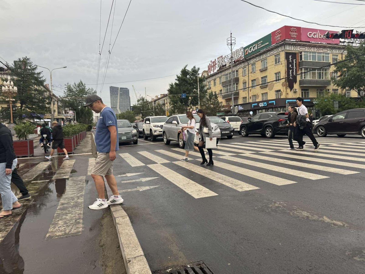 Odkonoo (@odko_gerel) on Twitter photo Богино хугацаанд эрчимтэй орж байгаа гэнэтийн аадар борооны үед маш их хэмжээний ус зам дээр тогтдог. Шугамтай замуудын  борооны ус зайлуулах шугам сүлжээ бүрэн хэмжээний зарцуулгаараа ажиллаж байгаа ч хөндлөн огтлол бага учраас тэр дор нь бүрэн зайлуулж чадахгүй байна. Бороо Богино хугацаанд эрчимтэй орж байгаа гэнэтийн аадар борооны үед маш их хэмжээний ус зам дээр тогтдог. Шугамтай замуудын  борооны ус зайлуулах шугам сүлжээ бүрэн хэмжээний зарцуулгаараа ажиллаж байгаа ч хөндлөн огтлол бага учраас тэр дор нь бүрэн зайлуулж чадахгүй байна. Бороо