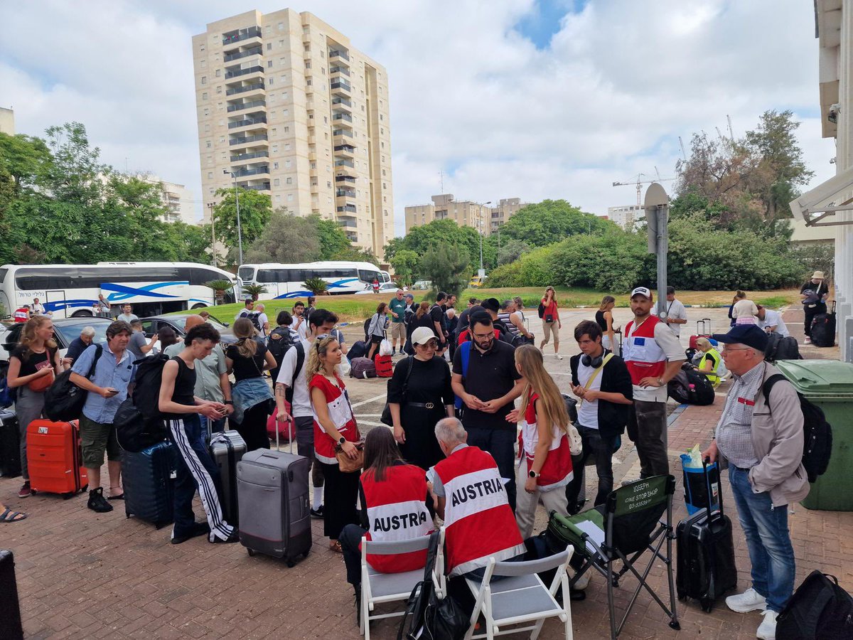 Mit Hilfe von Spezialkräften des Österreichischen Bundesheeres wurden Österreicherinnen und Österreicher bei der Ausreise aus den Krisenregionen unterstützt und sind sicher in Wien angekommen. Danke für euren Einsatz! 🇦🇹 

kleinezeitung.at/politik/aussen…
