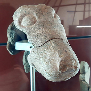Exotic dogs in ancient Etruria? In Roma Canes Mundi, I explore how trade with the Mediterranean brought surprising four-legged guests to central Italy. Let’s start with a statue from Veii, 6th c. BCE…