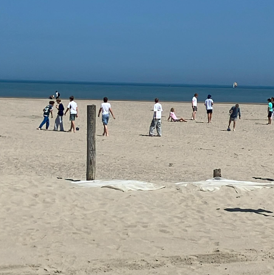 oratoryschool's tweet photo. Last week, #2ndForm #OratoryMFL pupils enjoyed a cultural trip to Belgium and France where they visited the military cemeteries of Tyne Cot and Langemark, Menin Gate and Dunkirk beach, and enjoyed high ropes in Lille and Bellewaerde theme park in Leper.
Read more: https://t.co/fBCu3AhEDx
#OratoryCuriosity #OratoryRespect