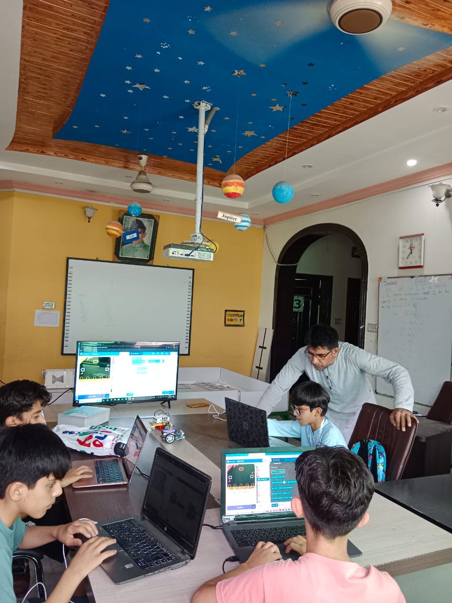 Coding4KidsPK's tweet image. CuteBot Pro:
Different driving patterns on "CuteBot Pro", with different coding instructions using #BBCMicrobit, by DroBotX Jr Team!!
@elecfreaks @Coding4KidsPK #DroBotX