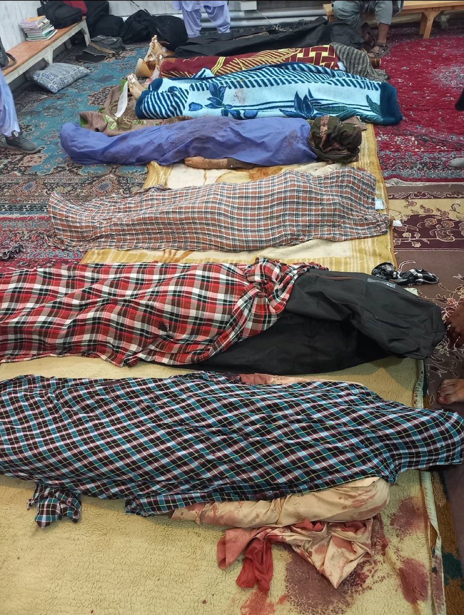 عکسی‌که از جمعه خونین زاهدان گرفتم، اکثرشون نوجوان بودند، آن‌روز از صدای گلوله فرار می‌کردند، برای همین از پشت تیر خوردند.

#یادآر