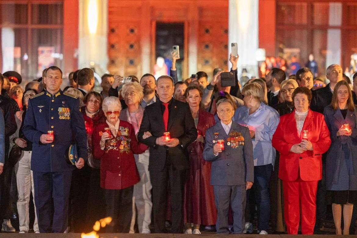 Russia's tweet photo. 🕯June 22 is #DayOfMemoryAndSorrow in @Russia
Thousands of Russians gathered at @muzeypobedy to take part in #CandleOfMemory ceremony
People mourn victims of #GreatPatrioticWar — each candle is a tribute to our ancestors who sacrificed their lives to save the world from Nazism https://t.co/L9DAYgiCiE