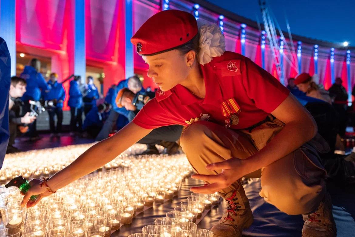 Russia's tweet photo. 🕯June 22 is #DayOfMemoryAndSorrow in @Russia
Thousands of Russians gathered at @muzeypobedy to take part in #CandleOfMemory ceremony
People mourn victims of #GreatPatrioticWar — each candle is a tribute to our ancestors who sacrificed their lives to save the world from Nazism https://t.co/L9DAYgiCiE