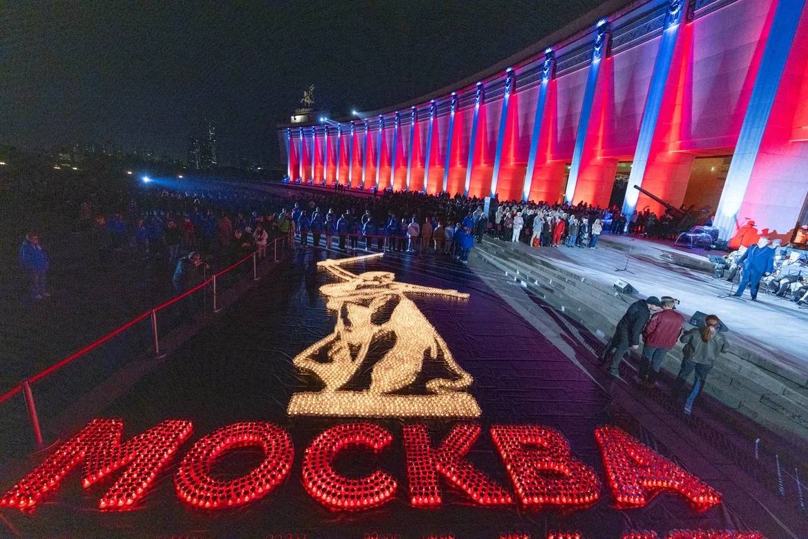 Russia's tweet photo. 🕯June 22 is #DayOfMemoryAndSorrow in @Russia
Thousands of Russians gathered at @muzeypobedy to take part in #CandleOfMemory ceremony
People mourn victims of #GreatPatrioticWar — each candle is a tribute to our ancestors who sacrificed their lives to save the world from Nazism https://t.co/L9DAYgiCiE
