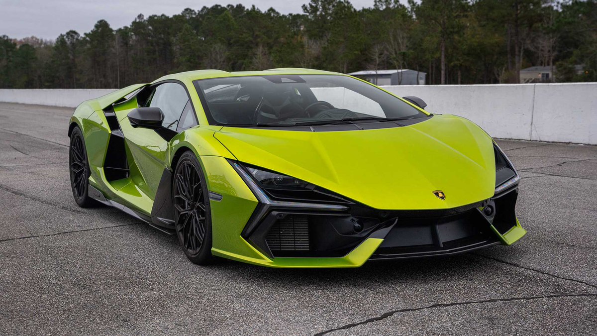 MotorWeek's tweet photo. To those who thought the race to electrification meant the demise of the V12 supercar, @Lamborghini  defiantly says: “Not so fast!” 

Watch our #TrackTest with the all-new #Revuelto now!

🔗 https://t.co/lFLHo4lKuv https://t.co/IVrEDkunpM