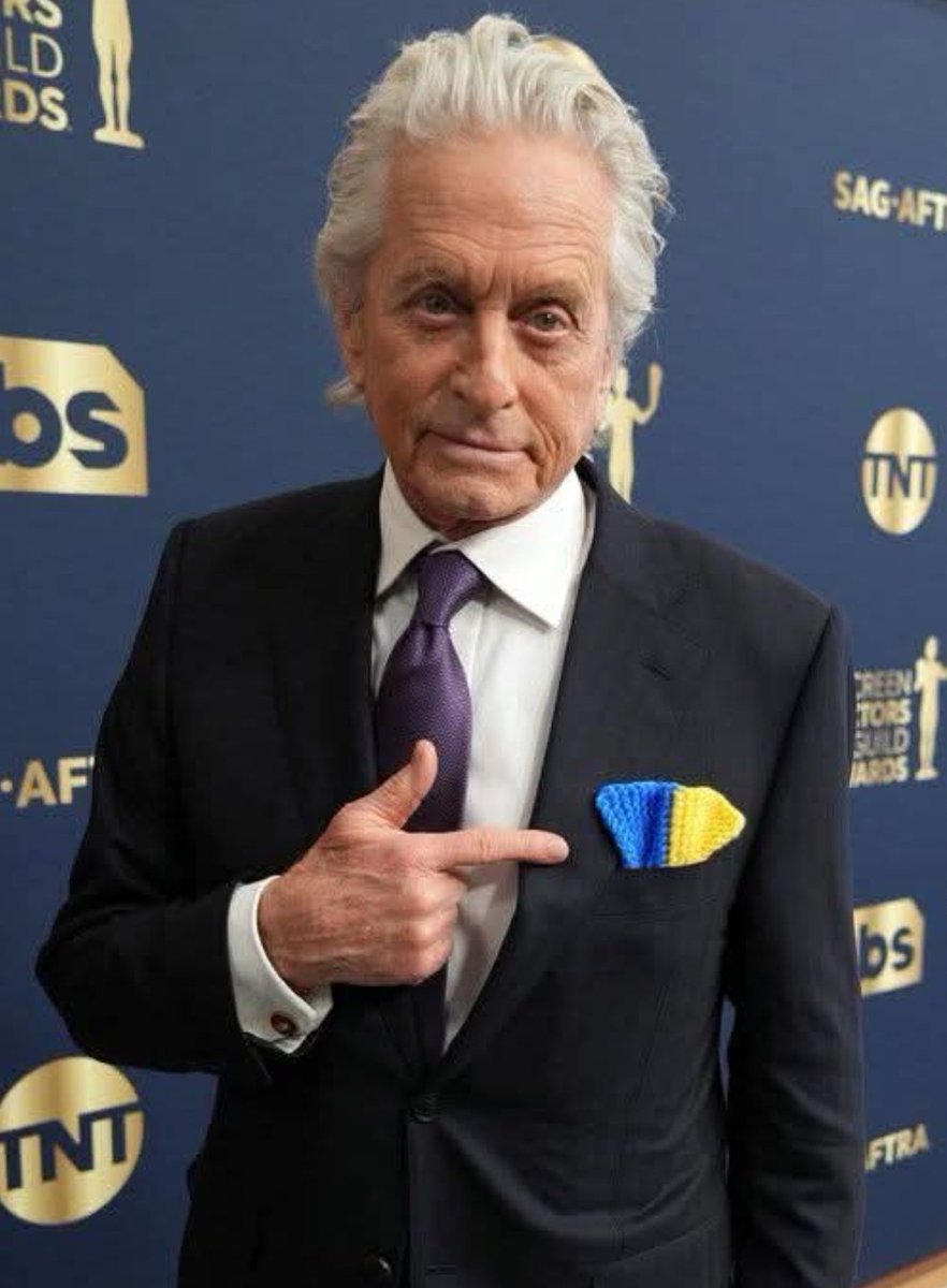 Michael Douglas, an American actor and producer, winner of two Academy Awards, six Golden Globes, and an Emmy, expressed his support for Ukraine with a symbolic element in his outfit.