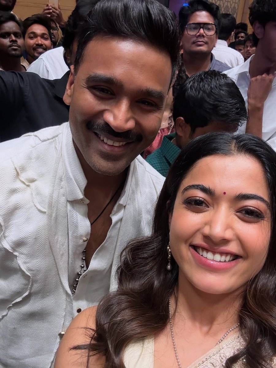 Cinewoodsoffl's tweet photo. Awwdorable duo alert! π€πΈ
Rashmika & Dhanush lighting up the frame with pure smiles β¨π
#Dhanush #RashmikaMandanna #Kuberaa #SelfieGoals #Cuties https://t.co/bzHSETgEnb